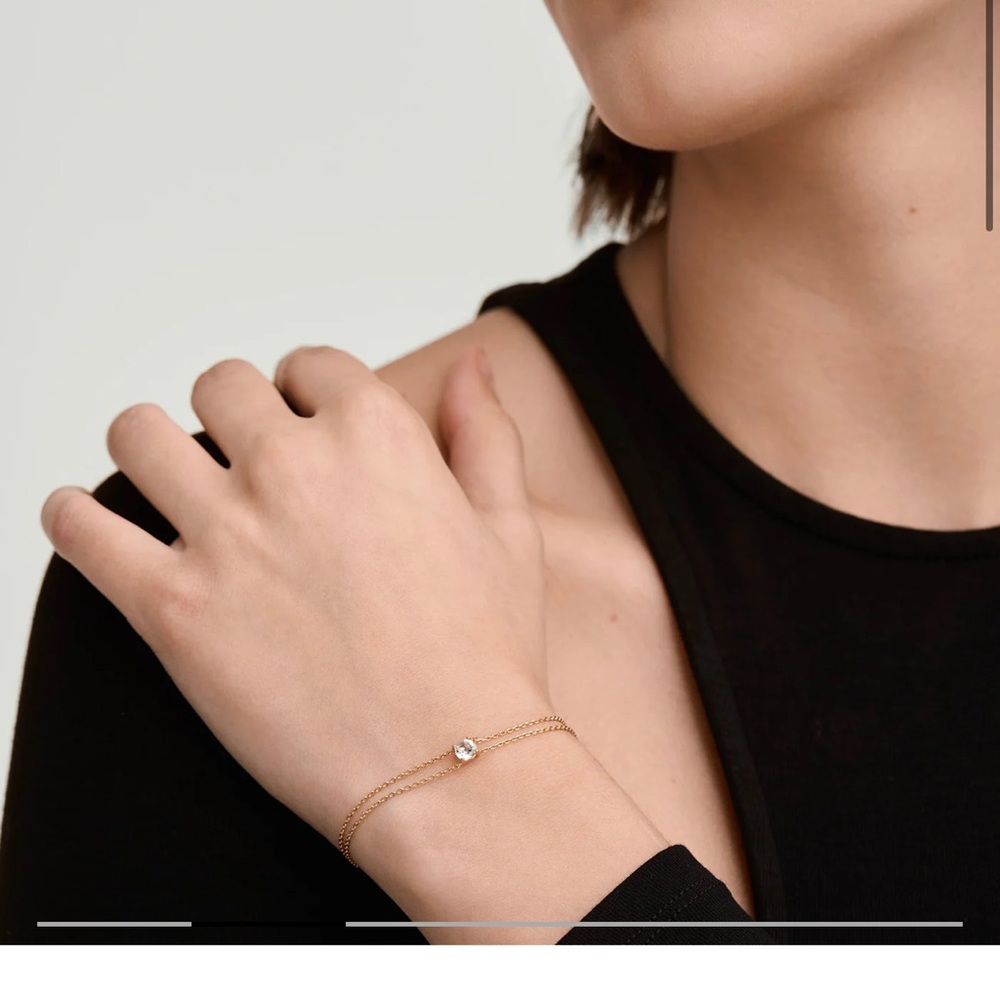 Mejuri round topaz bracelet